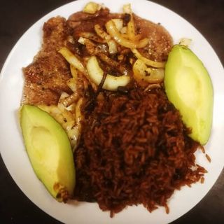 Filete Encebollado Con Arroz Congrí Y Maduro Frito