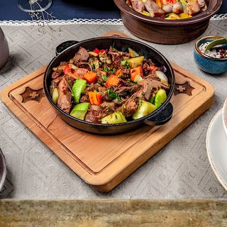 Cavurma din miel cu legume pe tigaie