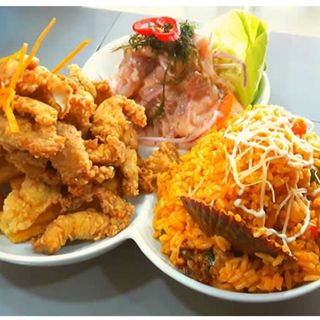 Trío Ceviche Con Arroz Con Mariscos Y Chicharrón De Calamares
