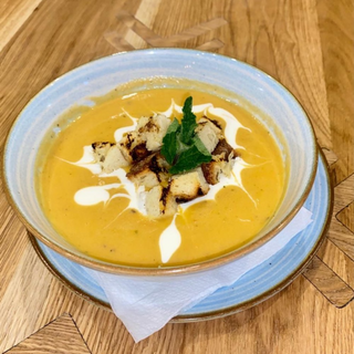 Supă cremă de legume și crutoane