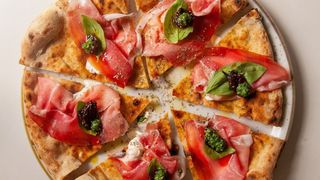 FOCACCIA - CRURA - Base focaccia condita a crudo con stracciatella Carolina e Gina, culatello locale F.lli Rovo, pesto d