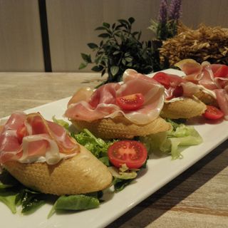 Брускети с прошуто крудо(200г)