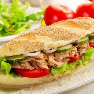 Bocadillo de pollo empanado