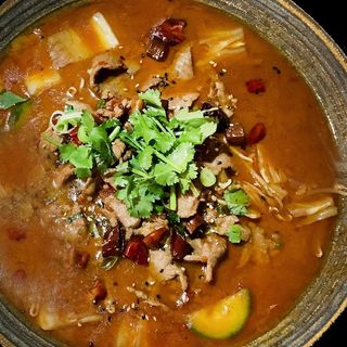 Rebanadas de ternera escalfadas en aceite de chili picante 