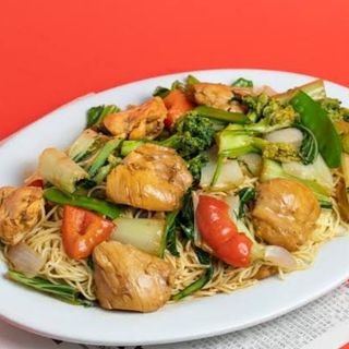 TALLARIN SALTADO DE POLLO ORIENTAL