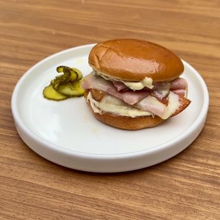 Сандвич с мортадела и скаморца