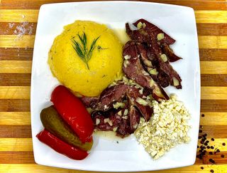 Pastramă de berbecuț și mămăligă cu brânză de burduf 180/50/200 gr