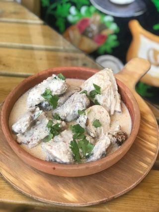 Сациви (курица в орехово-чесночном соусе)