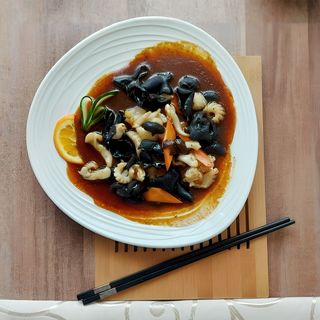 89 Sipa sa crnim gljivama u crno-biber sos