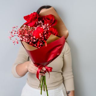 buchet cu 3 trandafiri rosii si inimioara