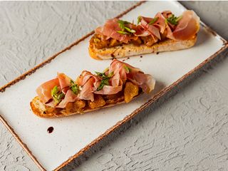 Брускети з карамелізованим яблуком та прошуто (185g)