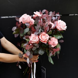 Ramo de 9 Rosas Be Sweet y Eucalipto