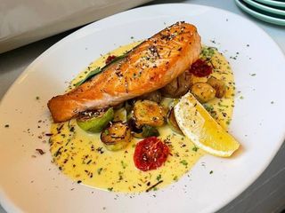 Стейк лосося бебі картоплею (400g)