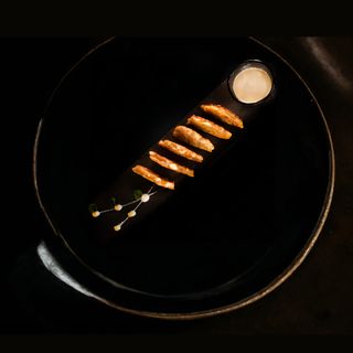 Кюфтета от сьомга и тофу, запечени на плоча с уасаби сос (250г)