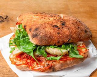 Kanapka mięsna z bekonem i jajkiem