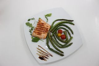 Somon la gratar cu sparanghel