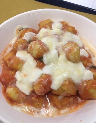Gnocchi di patate con fondutina al parmigiano e granella di nocciole