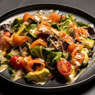 Ensalada con salmón salado