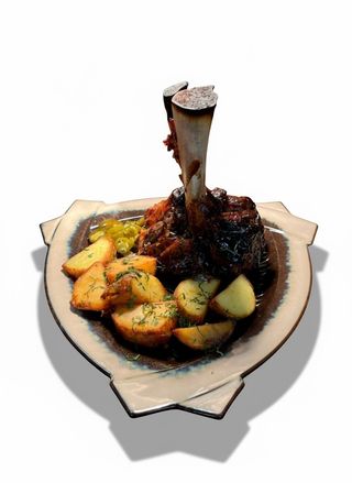 1.2 кг Фирменная голень с картофельными дольками и соусом BBQ