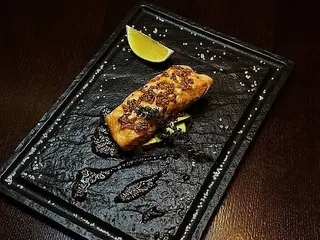 Лосось гриль з медовим соусом та авокадо (130/70g)