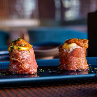 710. Gunkan di wagyu flambè, maionese giappoinese