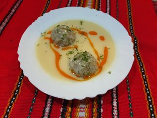 Кюфтета с бял сос (450г)