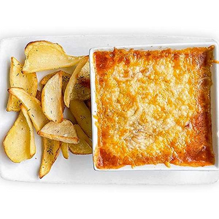 Chili con carne y queso gratinado