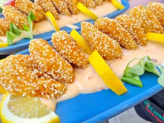 Creveti in crusta de pesmet cu sos dulce acrisor