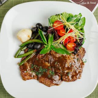 Тальята из говядины с салатом, томатами черри и сыром Пармезан