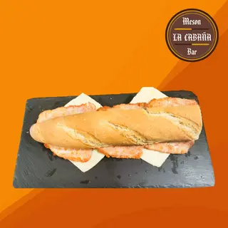 Bocadillo de lomo con queso