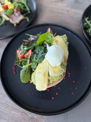 Яйце пашот з сиром халумі на брускеті з гуакамоле