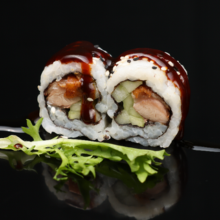 124. Uramaki de pato con pepino (8uds)