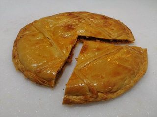 Un Cuarto de Empanada Gallega de Atún