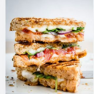 TOAST KEBAB PROVOLA INSALATA POMODORO