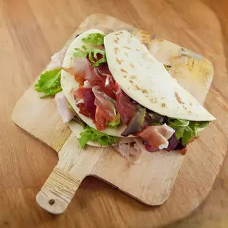 Piadina - crudo, rucola e mozzarella di bufala
