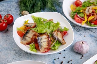 Салат из копченого угря