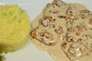 Piept de pui în sos gorgonzola, nuci și orez cu zucchini