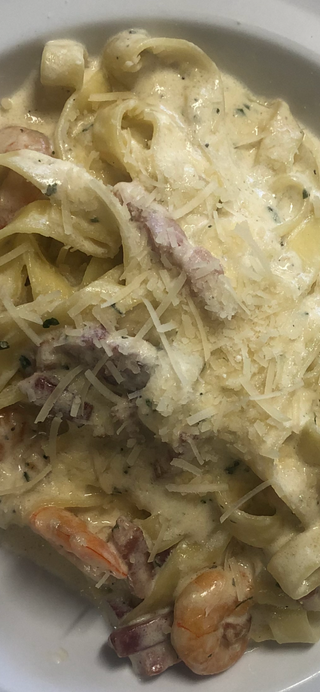 Fettuccine Alfredo con gambas y beicon