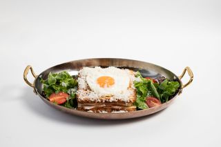 Крок-мадам бриошь с соусом морне