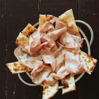 Mortadela de Bologna sobre Focaccia