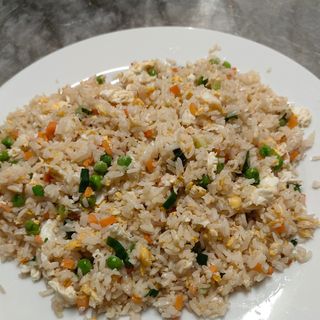 107. Пържен ориз с яйца, грах и моркови  (700г)