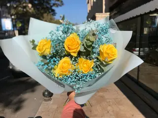 ყვითელი ვარდი და ცისფერი გიფსოფილა (S ზომა)