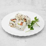 Maki California relleno de salmón con aguacate y queso crema