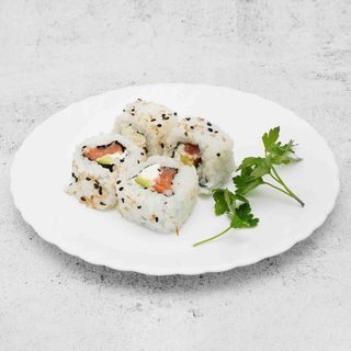 Maki California relleno de salmón con aguacate y queso crema