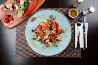 Salata cu piept de pui crocant