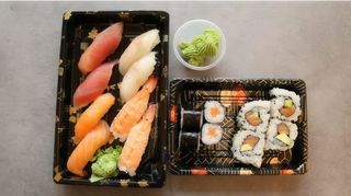 412 Coca-Cola, 8 nigiri, 4 hosomaki, 4 uramaki sushi