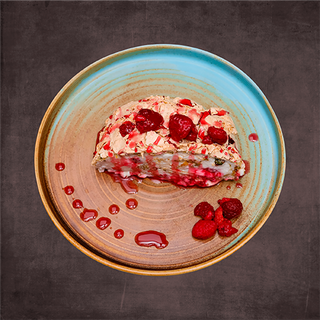 Фисташковый рулет с малиной