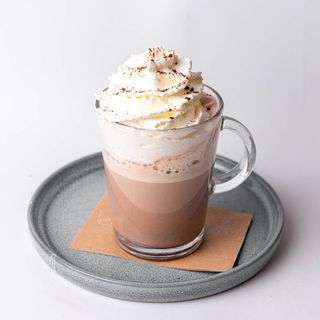 Gorąca czekolada z bitą śmietaną