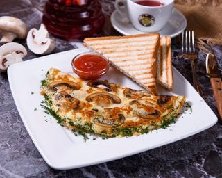 Королевский омлет с курицей и грибами