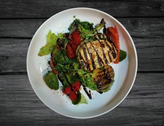 Салат з гриль сиром та печеними овочами